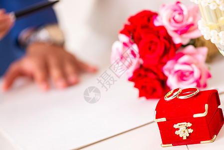 与妻子和丈夫结婚仪式女性协议新娘花束戒指幸福婚姻庆典证书婚礼图片