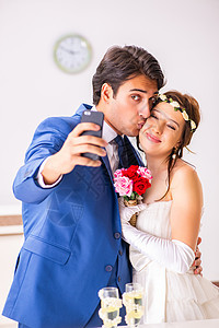 与妻子和丈夫结婚仪式订婚签名电话已婚裙子女性手机幸福夫妻庆典图片