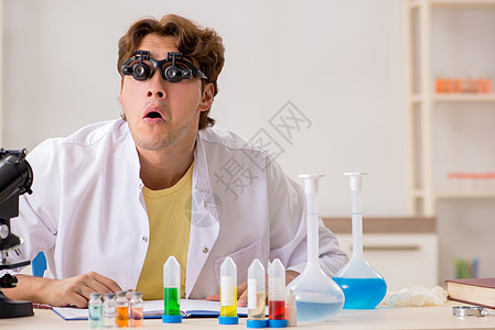 做实验和测试的有趣的疯狂化学家公式炼金玻璃教育魔法物质显微镜医生科学术士图片