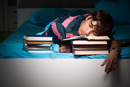 准备在晚上在家参加考试的年轻学生修订阅读科学教育压力家庭作业房间论文午睡学校图片