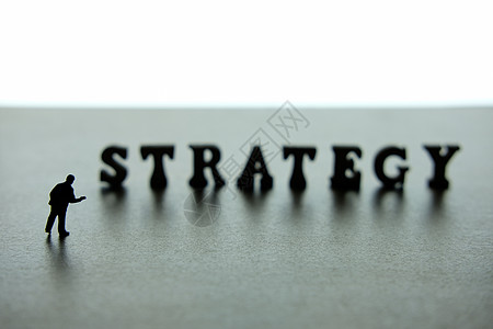 微型商务人士用战略字块拼图显示的迷你商业者休光片图片