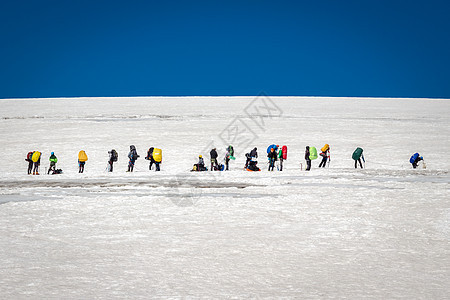 带绳子的登山者正准备在冰上漫步图片