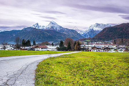 绿色草原 贝希特斯加登尔镇和Watzmann山背景 德国巴伐利亚阿尔卑斯山脉图片