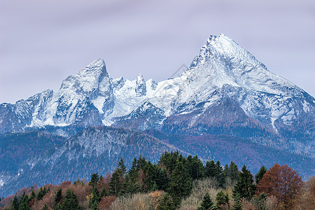 瓦兹曼山峰紧闭和多云的天空 德国巴伐利亚图片