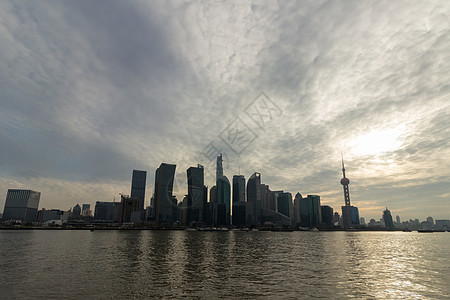 上海天际线在日落 卢吉泽伊金融区和中国黄浦河图片