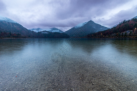 德国巴伐利亚阿尔卑斯山的透明湖图片
