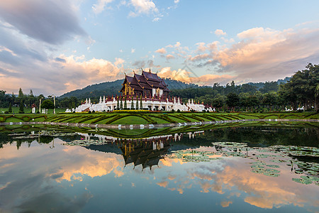 蓝天和粉色云 早上在泰国清迈的皇家弗洛拉·拉特恰普赫鲁克公园(Thang Mai)图片