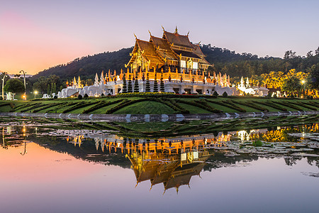 泰国清迈 泰国 夏日夜间多彩的天空中闪耀着光辉的皇家殿堂及其在罗亚尔弗洛拉·拉查普赫鲁克公园池塘中的反射图片