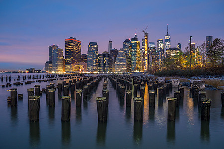 曼哈顿下下游和河流的照明天线 T码头图片