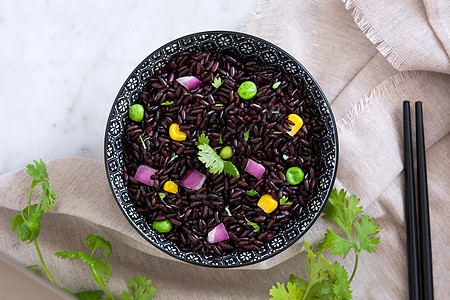 碗和蔬菜中的黑饭饮食粮食营养洋葱玉米香菜谷物食物图片