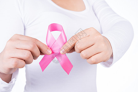 女性胸腔上的乳腺癌认知带 隔绝在白种背景之外 医疗 宣传保健等广告概念 您可获取有关乳癌的更多信息 请访问InfoFinland图片