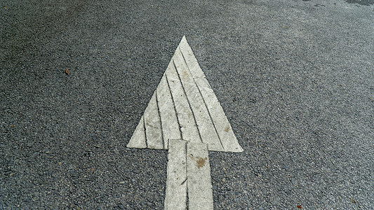 一辆灰色的铺面公路上的白色箭头画上标志 指向汽车应该驾驶的方向地平线城市指示牌运输小路速度旅行路面交通指导图片