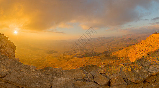 Makhtesh craster 悬崖和地貌的全景日出峡谷陨石国家旅游侵蚀石头风景沙漠公园砂岩图片