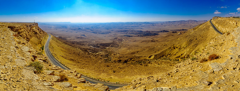 Makhtesh(crater)对悬崖 景观和道路的全景图片