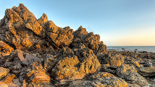 低潮期的干岩 在下午阳光照耀下的低潮下图片