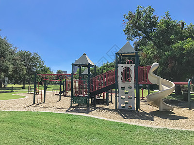 美国游乐场位于美国得克萨斯州达拉斯市中心 由大树包围的公共公园的城市游乐场童年运动民众建筑青年学校游戏景观市中心楼梯背景
