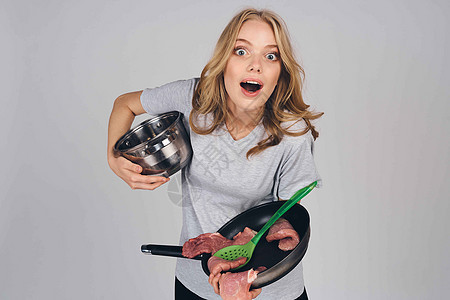 女用厨房用具 灰色背景情感模拟家庭主妇工作快乐菜单服务成人帽子微笑围裙食物餐厅图片