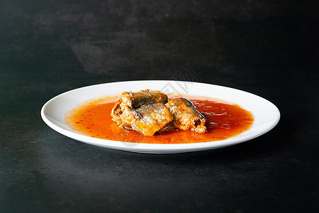黑底番茄酱罐头鱼鲭鱼产品盘子黑色罐头海鲜烹饪用餐午餐背景背景图片