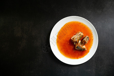 黑底番茄酱罐头鱼黑色午餐贮存用餐美食产品鲭鱼香料海鲜圆柱图片