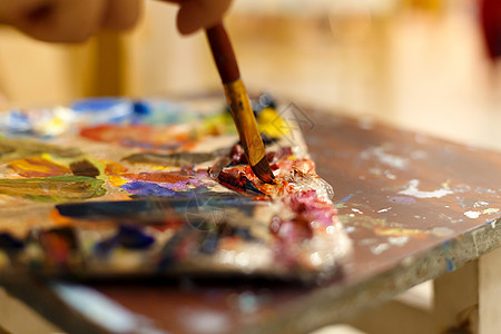 一个画架的特写镜头与油漆艺术家画刷子 画一幅画颜料工具创造力液体爱好工艺帆布画笔绘画画家图片