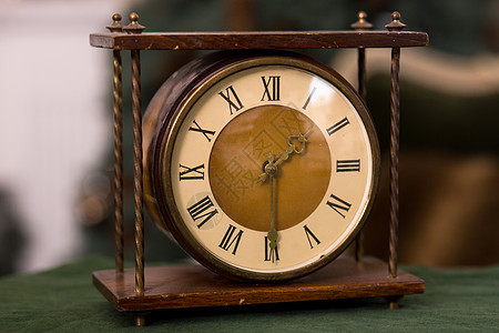 时尚古老的古董桌钟收紧金属警报倒数时间数字框架圆圈艺术发条小时图片