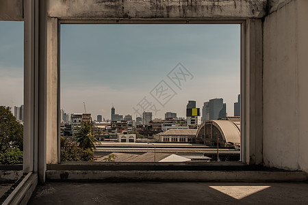 华蓝红站的屋顶和曼谷的天空背景城市车站窗户蓝天街道摩天大楼旅行铁路景观树木图片