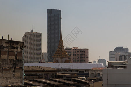 曼谷市与泰国寺庙和现代高楼的景色街道旅行摩天大楼城市首都建筑学教堂社区景观建筑物图片