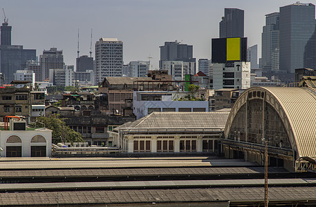 华蓝红站的屋顶和曼谷的天空背景蓝天城市建筑车站蓝色地标摩天大楼窗户建筑学场景图片