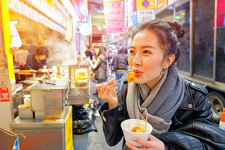 亚裔年轻女性模式 吃中国蒸汽垃圾袋市场情调美食城市女士街道熟食猪肉海鲜店铺图片