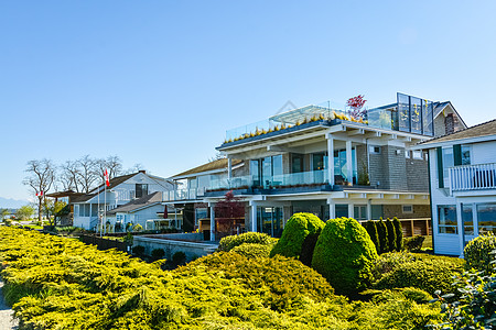 面对海湾海滨的豪华住宅楼面相形见绌院子露台入口金属阳台围栏椅子栅栏房子投资图片