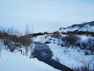 冰岛平原上的河水 岸上满是雪全景蓝色流动风景天空冰川旅游公园溪流冒险图片