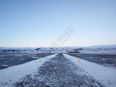 冬季风景 荒废的步行道路穿过田地到b图片
