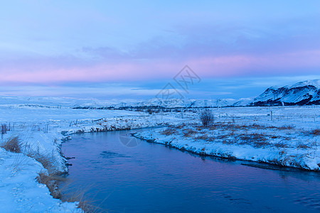 冰岛平原的河流 河岸上满是积雪 冬季风景 空旷的空间溪流旅行流动悬崖日落公园蓝色岩石地质学环境图片