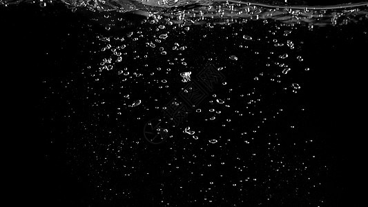 黑背景上漂浮的水泡沫海浪嘶嘶碳酸盐肥皂波纹蓝色液体苏打空气图片