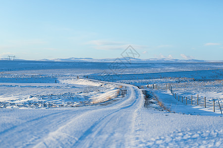 冰岛的冬季景色令人惊叹 从路边看 大自然不寻常的美丽爬坡运输天空沥青旅游农村冒险日落场地风景图片