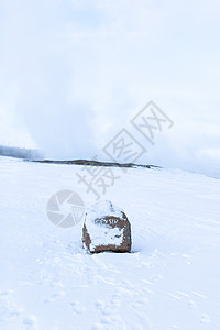 冰原冬季积雪的石像柱 上面有刻着划字的喷雾器图片
