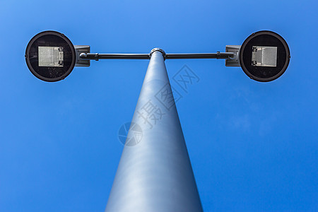 背景的街灯和蓝天空街道天空玻璃邮政电气活力灯笼照明力量蓝色图片