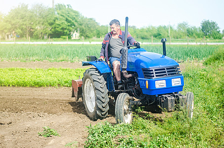 一位农民在农田里开着拖拉机工作 疏松地表 耕种土地 农业 农业 现场准备 加快农机装备使用工作图片