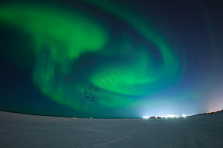 夜空中的北极光 苔原中的北极光天文旅行圆圈星系天空粒子天文学蓝色北极星地平线图片