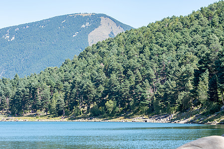 夏季下午在比利牛斯湖的湖反射蓝色爬坡森林游客内酯旅游天空农村场景图片