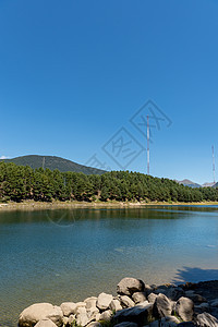 夏季下午在比利牛斯湖的湖游客地标树木场景摄影城市旅游森林蓝色反射图片