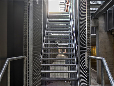 在现代建筑结构的金属楼层上 近距离观察隧道城市石头办公室自动扶梯窗户楼梯蓝色运输走廊图片