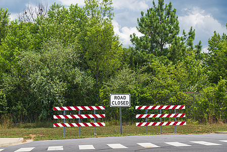 新建公路建设的封闭道路路标图片