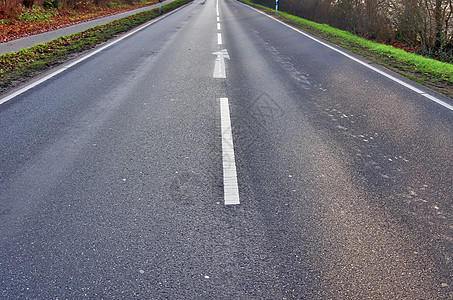 在街道的山顶上画有不同的标志和标记道路运输路线油漆交通安全黄色路面城市车道图片