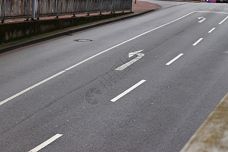 在街道的山顶上画有不同的标志和标记道路车道油漆路面城市交通旅行安全黄色警告图片