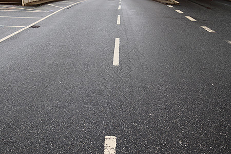 在街道的山顶上画有不同的标志和标记油漆道路交通运输路面城市旅行车道黄色警告图片