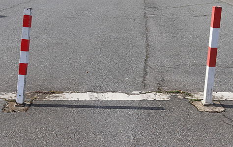 在街道的山顶上画有不同的标志和标记路线交通安全车道道路黄色运输城市警告油漆图片