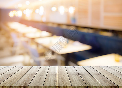 餐厅背景模糊bokeh的空木板桌顶  可食物家具派对顾客商业展示乐趣产品椅子桌面图片