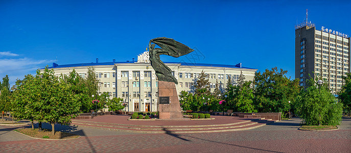 凉亭建筑乌克兰Berdyansk自由斗士纪念碑娱乐太阳度假者海滩街道胡同疗养凉亭长廊小镇背景