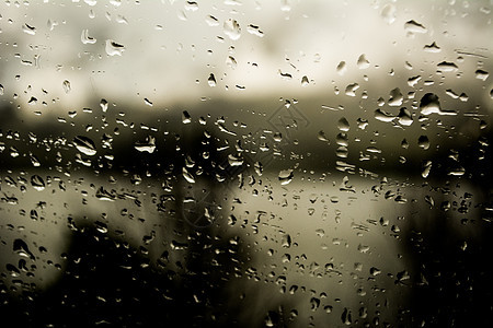 窗户上有雨滴 深暗背景 沉闷和黑暗 秋天或冬季下雨图片